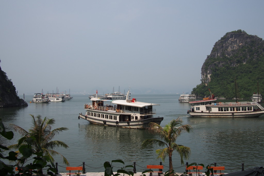 Khung cảnh hùng vĩ của Vịnh Hạ Long, một kỳ quan thiên nhiên thế giới