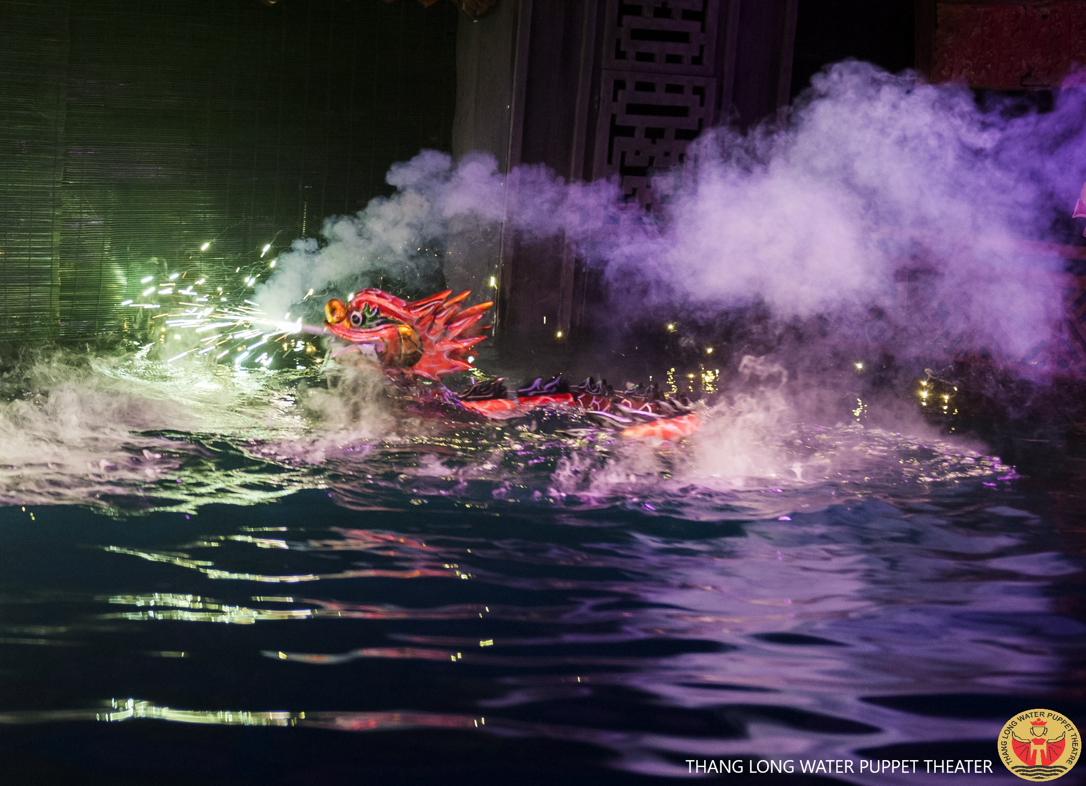 Cảnh rồng phun lửa trong một tiết mục múa rối nước