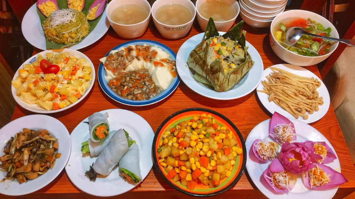 Mâm cúng chay Tết Nguyên Tiêu với các món như bánh trôi, xôi và trái cây