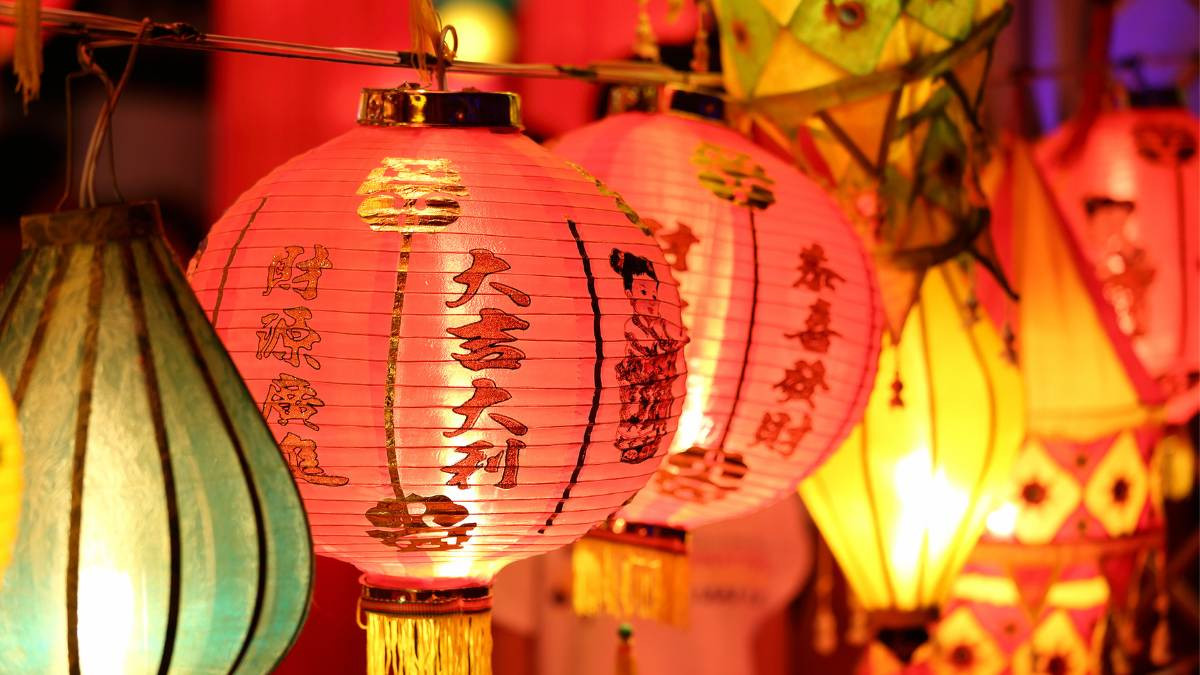 Một mâm cỗ cúng Tết Nguyên Tiêu truyền thống với đèn lồng và các món ăn cúng