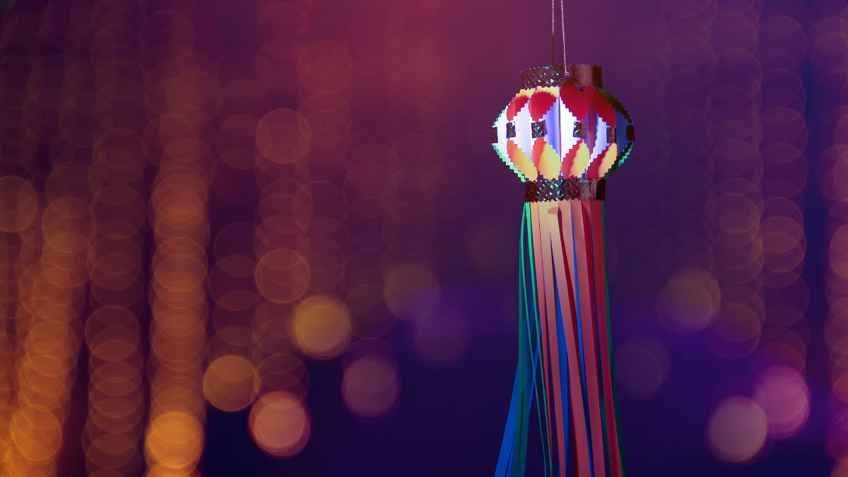 Cảnh đèn lồng rực rỡ tượng trưng cho nguồn gốc lễ hội đèn lồng Tết Nguyên Tiêu