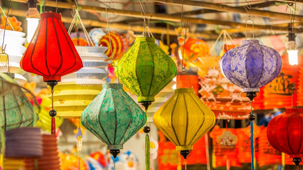 Mọi người tham gia lễ hội đèn lồng truyền thống trên sông ở Việt Nam