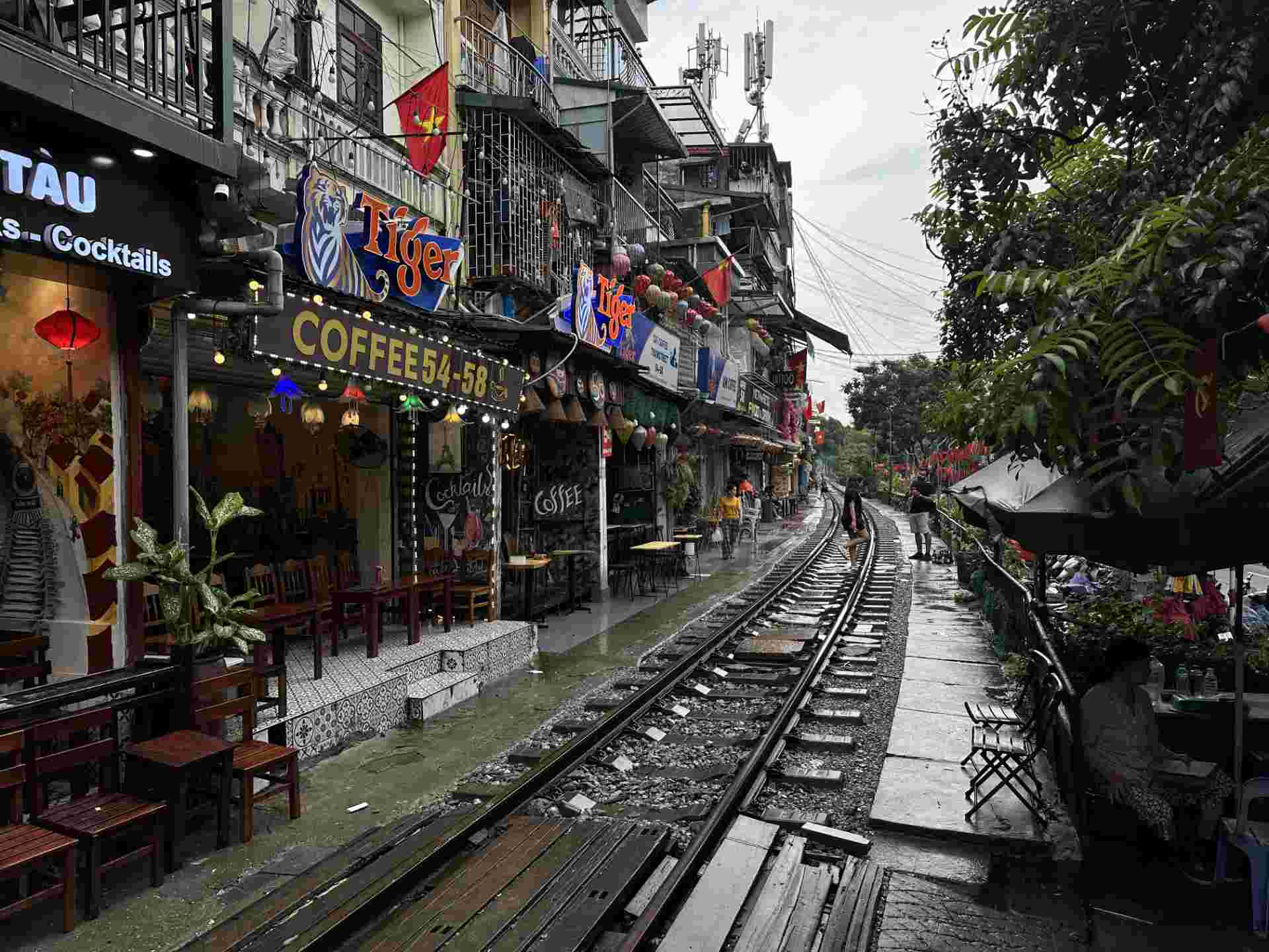 Phố Đường Tàu Hà Nội với những quán cà phê nhỏ sát đường ray