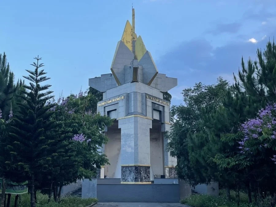 Tượng đài kỷ niệm chiến thắng Bảo Lộc B'lao