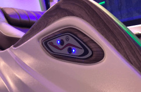 Biểu tượng Wi-Fi màu trắng trên nền xanh, tượng trưng cho dịch vụ internet miễn phí