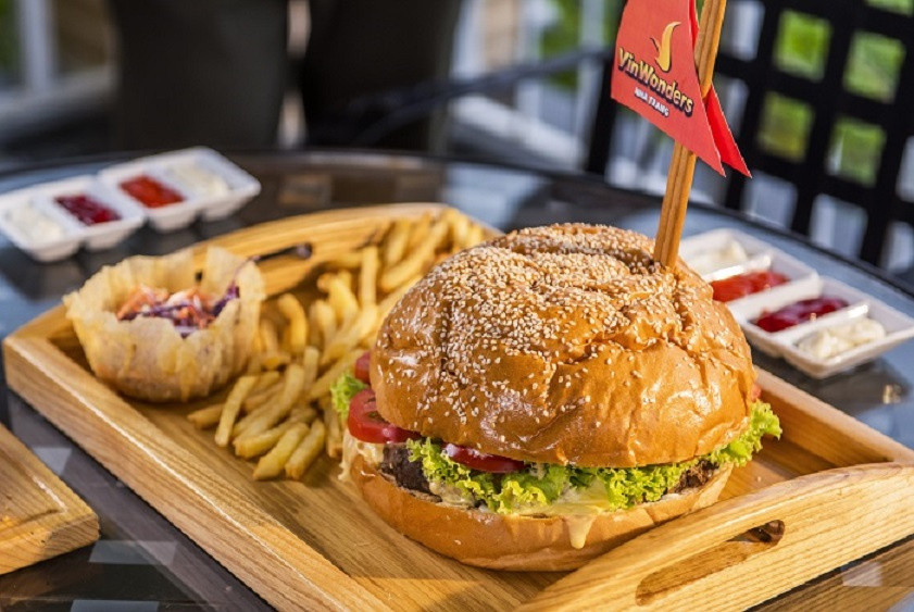 Nạp nhanh năng lượng tại nhà hàng Wind & Sea trong VinWonders Nha Trang