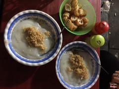 Bát cháo sườn đầy đặn với sườn sụn, ruốc và quẩy, có giá chỉ 30k, hấp dẫn mọi thực khách