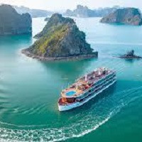 Căn phòng khách sạn sang trọng với nội thất gỗ ấm cúng, ban công nhìn ra khung cảnh phố cổ hoặc thiên nhiên