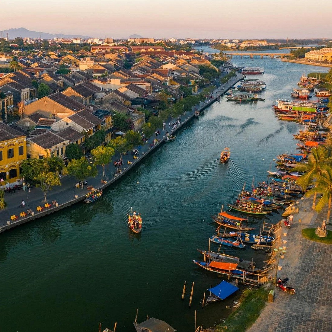 Phòng trị liệu spa với giường massage được trang trí khăn và hoa sen, ánh sáng dịu nhẹ