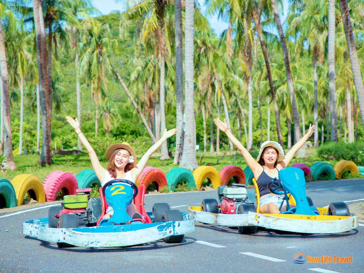 Một người đàn ông đang lái xe địa hình trên con đường mòn đất đỏ, thể hiện trải nghiệm đua xe tại Đảo Khỉ