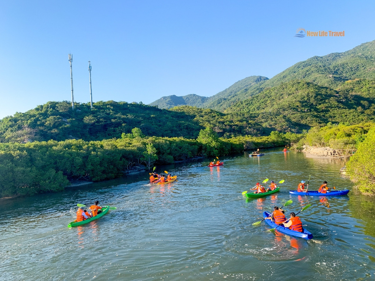 Một du khách đang chèo thuyền kayak trên mặt nước biển trong xanh tại Đảo Hoa Lan