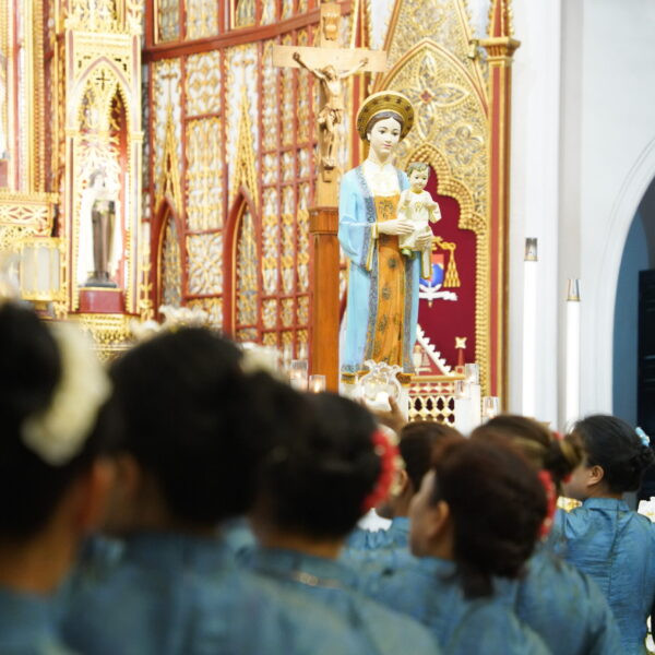 Hoạt động dâng hoa khai mạc tháng hoa Đức Mẹ 2/5/2026