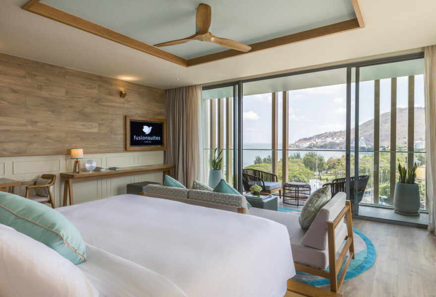 Giường King size sang trọng trong căn hộ suite tại Fusion Suites Vũng Tàu, thiết kế hiện đại và tông màu xanh dịu mát