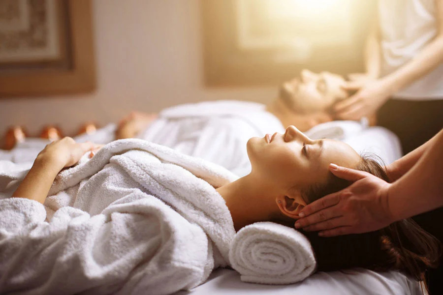 Nữ khách hàng đang được gội đầu và massage đầu thư giãn