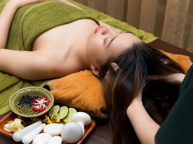Không gian sang trọng tại Akoya Spa Vinpearl Nha Trang với nội thất gỗ và hoa tươi