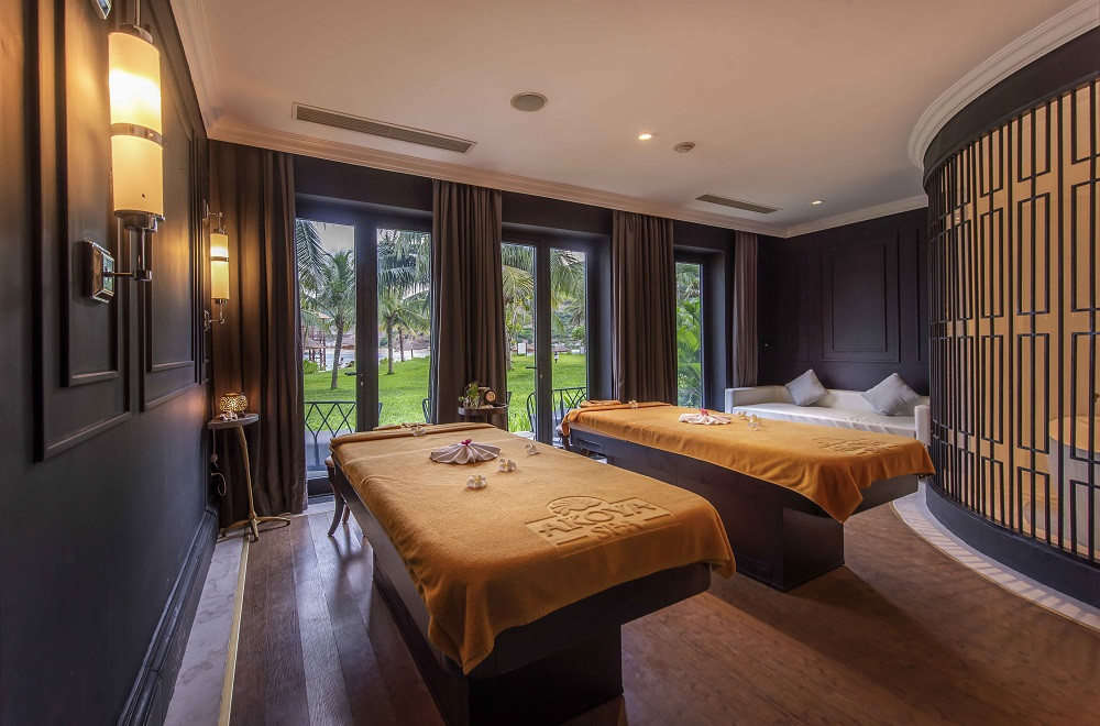 Nhân viên Akoya Spa đang thực hiện liệu trình massage đầu cho khách hàng