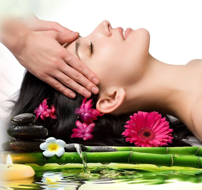 Khách hàng thư giãn với khăn ấm và massage nhẹ nhàng trên mặt