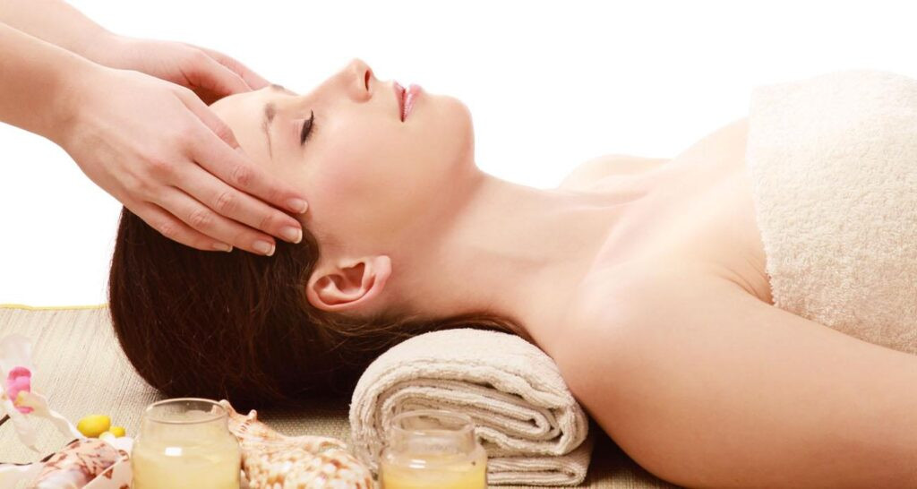 Kỹ thuật viên đang massage vai gáy cho khách hàng nữ