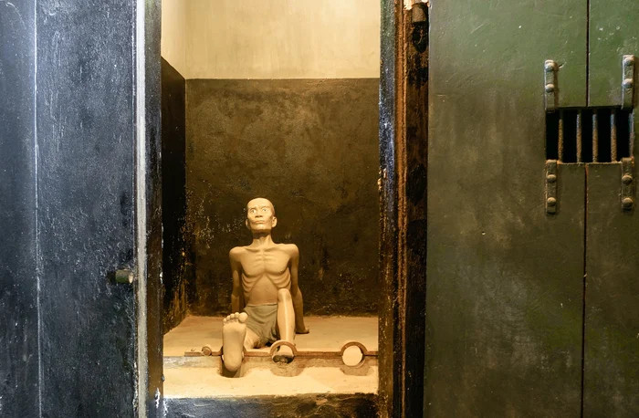 Khu cachot tối tăm và chật hẹp tại Nhà tù Hỏa Lò, nơi giam giữ những tù nhân cứng đầu