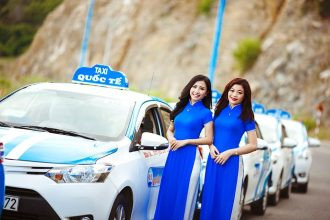Xe taxi Quốc Tế Ninh Thuận màu trắng đỗ trên đường phố
