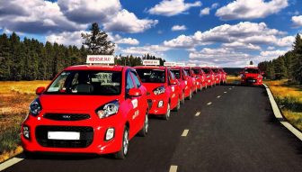 Xe taxi Sao Đỏ Ninh Thuận màu trắng đang di chuyển trên đường