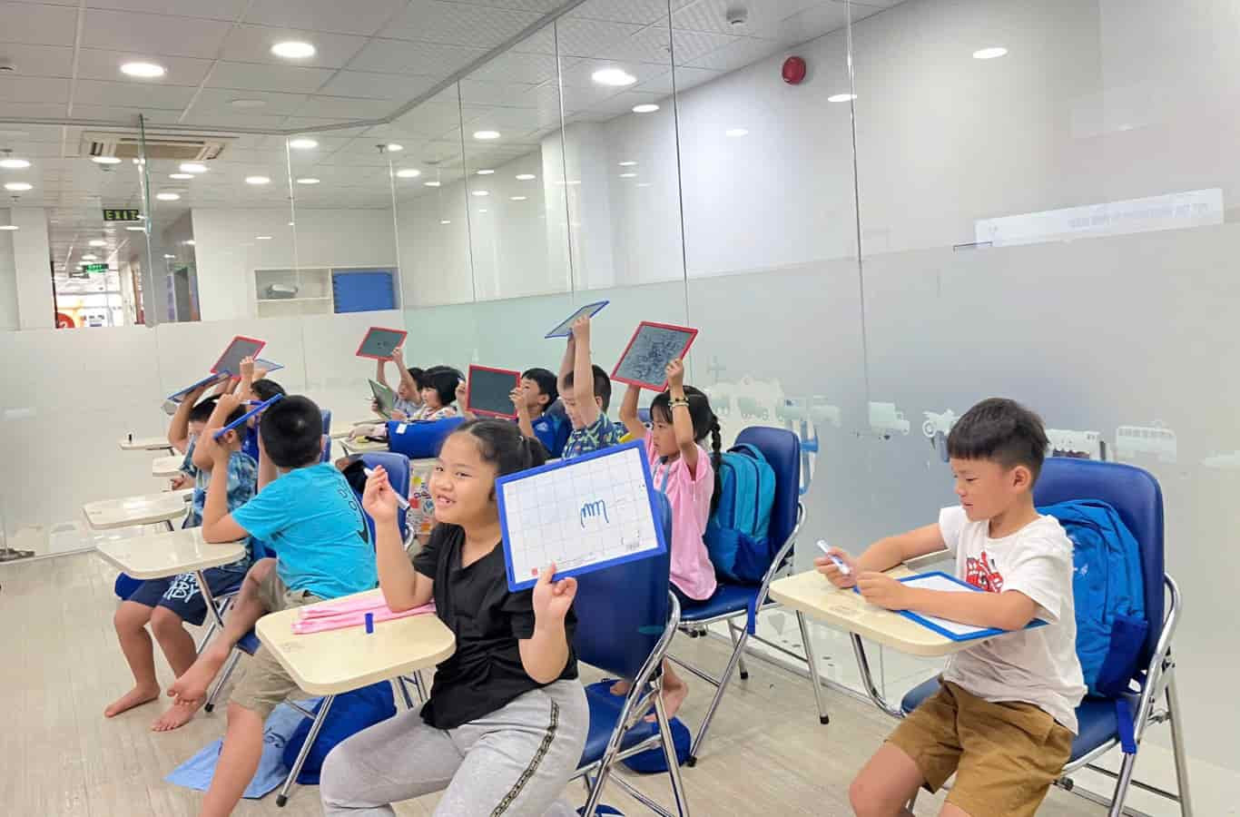 Lớp học tại Apollo English Trần Bình Trọng có đầy đủ bàn ghế