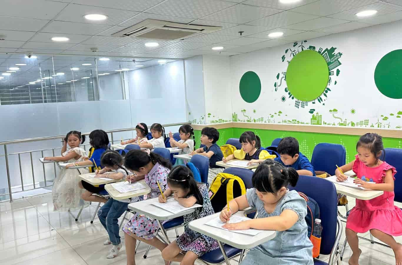 Hệ thống đèn, máy lạnh âm trần được lắp đặt ở các phòng