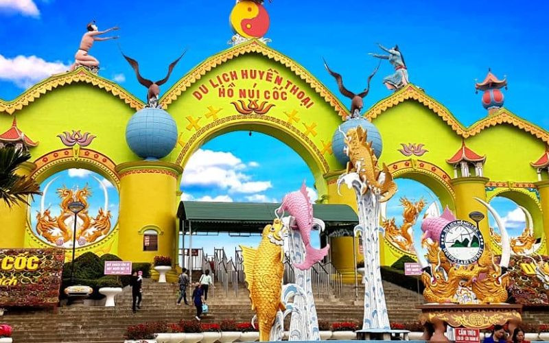 Một góc khu vui chơi giải trí sôi động tại Hồ Núi Cốc