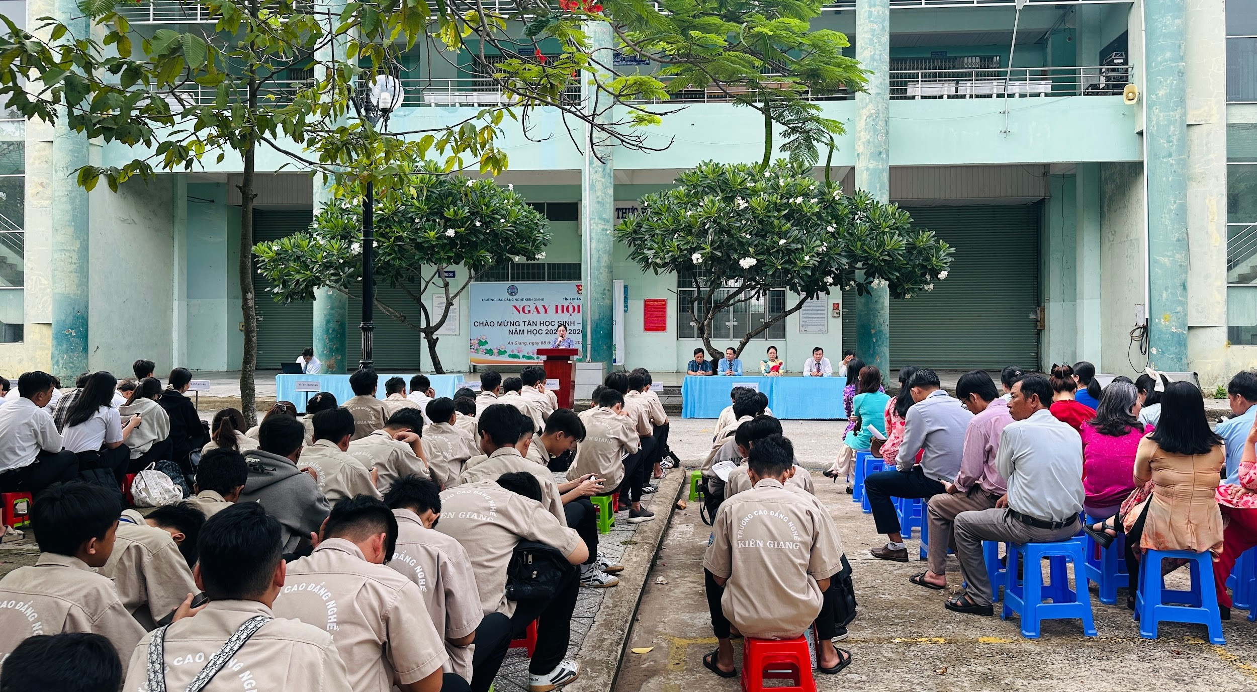Sinh viên tham gia cuộc thi sáng tạo