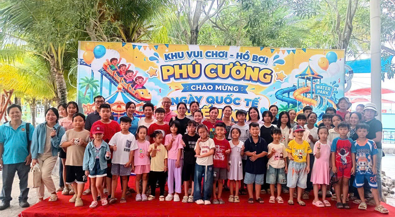Thầy cô giáo và học sinh tham gia hoạt động cộng đồng