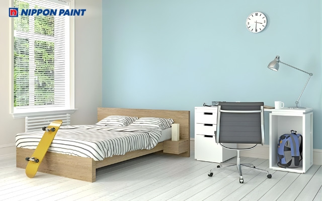Phòng ngủ với tông xanh biển nhạt dịu mát giúp gia chủ Giáp Thân 2004 có giấc ngủ sâu và thư thái