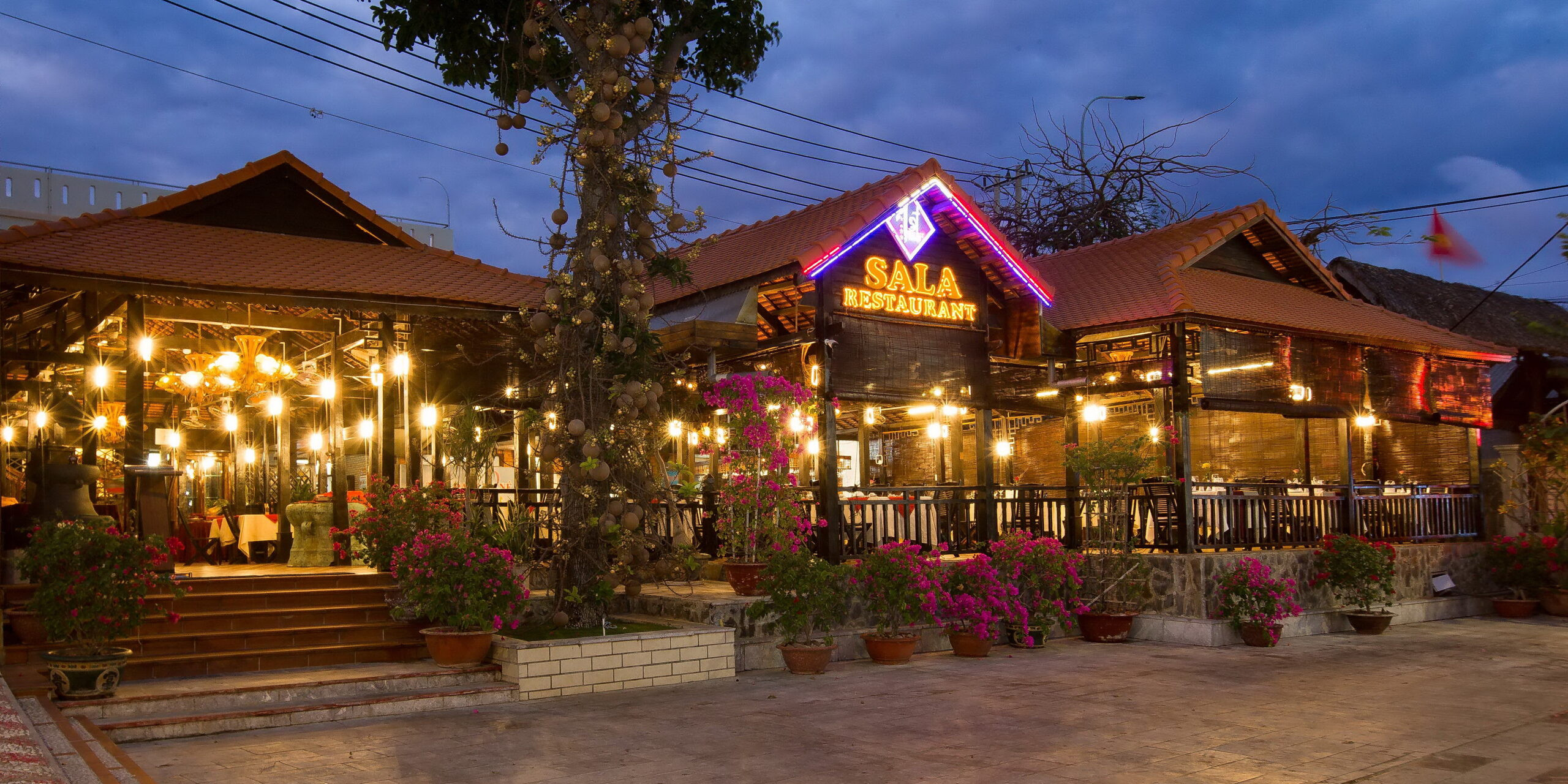 Nhà hàng của Tiên Đạt Mũi Né Resort phục vụ các món Á, Âu và hải sản tươi ngon