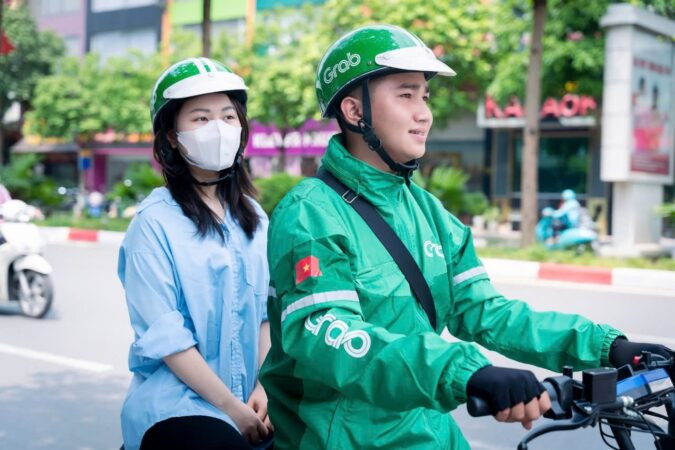 Hành khách sử dụng xe ôm công nghệ tại Buôn Ma Thuột