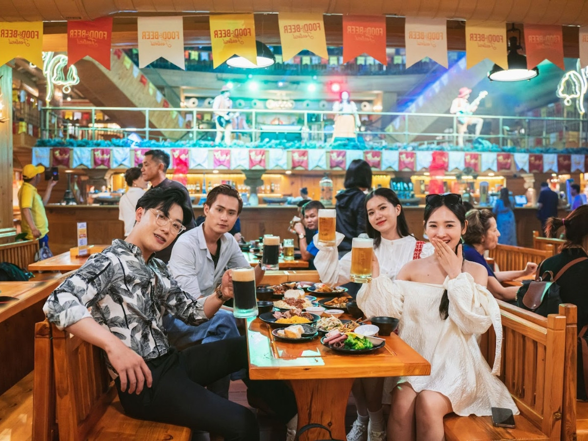 Combo đêm Bà Nà Hills bao gồm vé buffet tối tại Beer Plaza