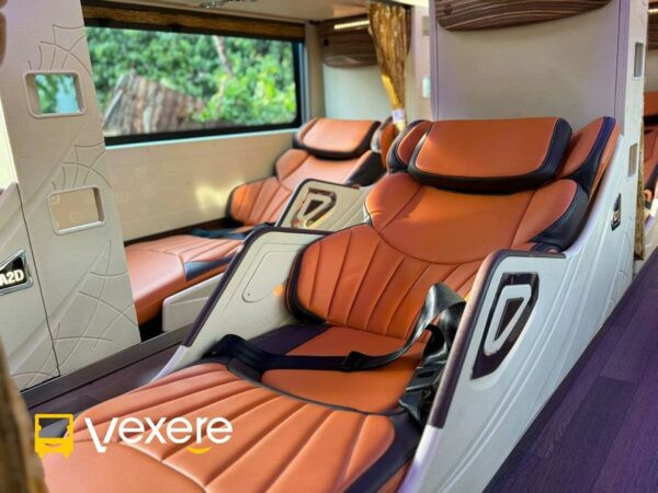 Xe khách trung chuyển hành khách đến bến