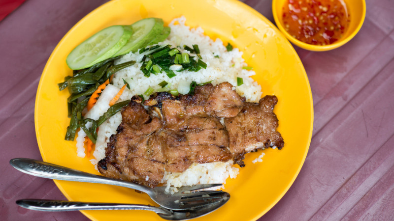 Một đĩa cơm tấm sườn chả bì đầy đủ