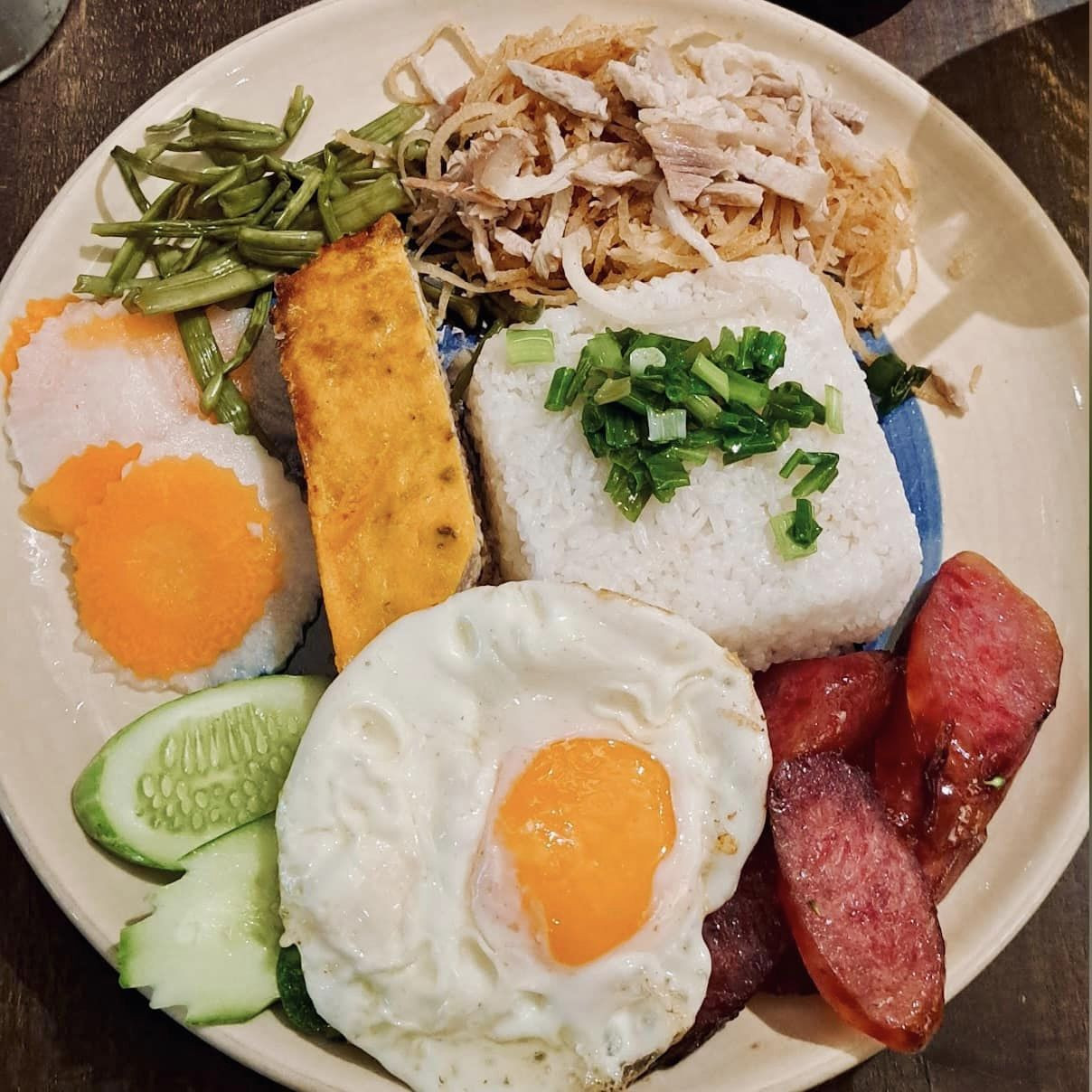 Đĩa cơm tấm siêu đầy đặn, nhiều topping