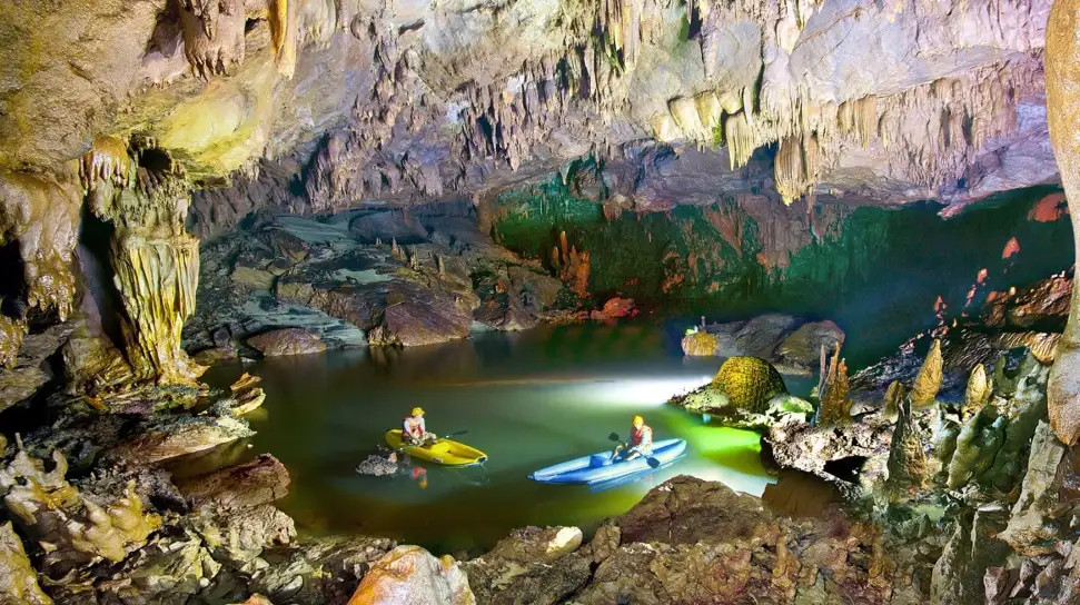 Động Phong Nha - Kẻ Bàng với dòng sông ngầm xanh biếc