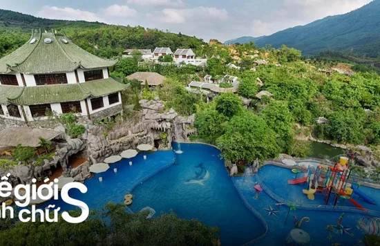Du khách vui chơi và thư giãn tại Công viên Suối khoáng nóng Núi Thần Tài