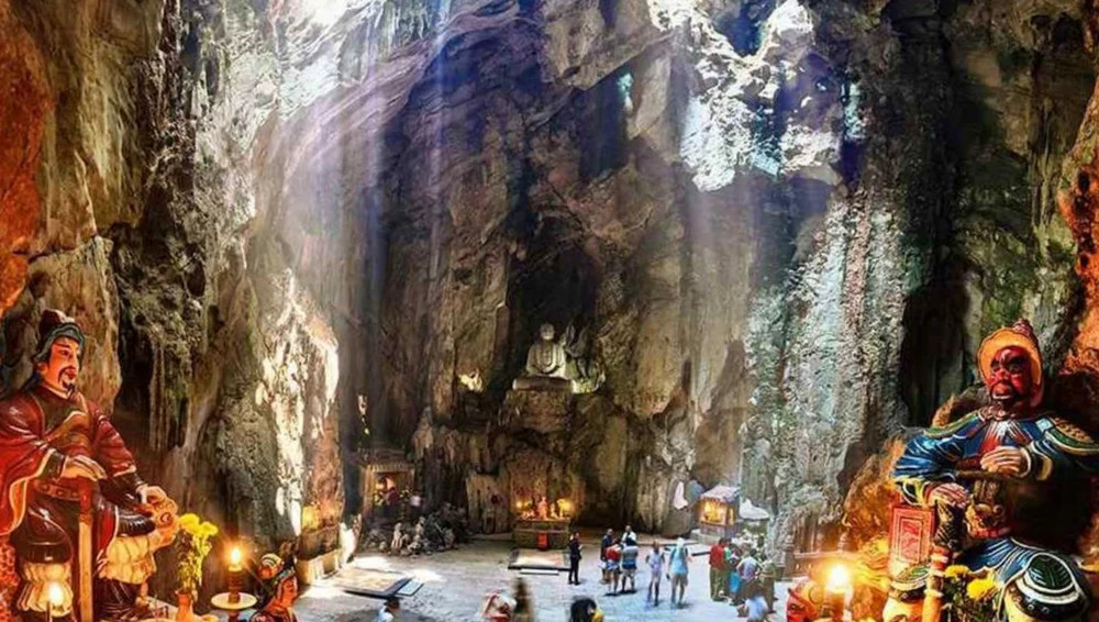 Toàn cảnh Ngũ Hành Sơn với những ngọn núi đá vôi hùng vĩ