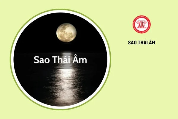 Người phụ nữ suy tư nhìn về phía trước, thể hiện sự cẩn trọng và chuẩn bị cho tương lai
