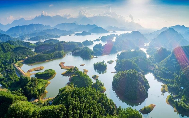 Toàn cảnh Hồ Núi Cốc với những hòn đảo xanh mướt giữa mặt hồ
