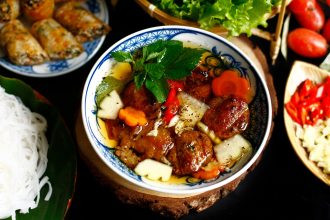 Tô bún chả Hà Nội thơm phức với thịt nướng và rau sống