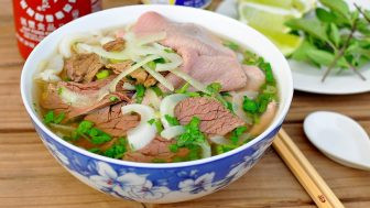Tô phở bò thơm lừng với nước dùng trong và sợi bánh phở mềm dai