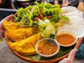 Bánh xèo giòn rụm, vàng ươm với nhân tôm thịt và giá đỗ