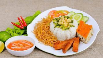 Đĩa cơm tấm Sài Gòn với sườn nướng, bì, chả trứng và dưa leo