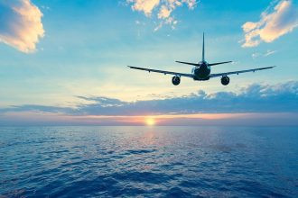 Máy bay là phương tiện nhanh chóng để đến Nha Trang