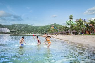 Toàn cảnh Vịnh Nha Trang với biển xanh cát trắng
