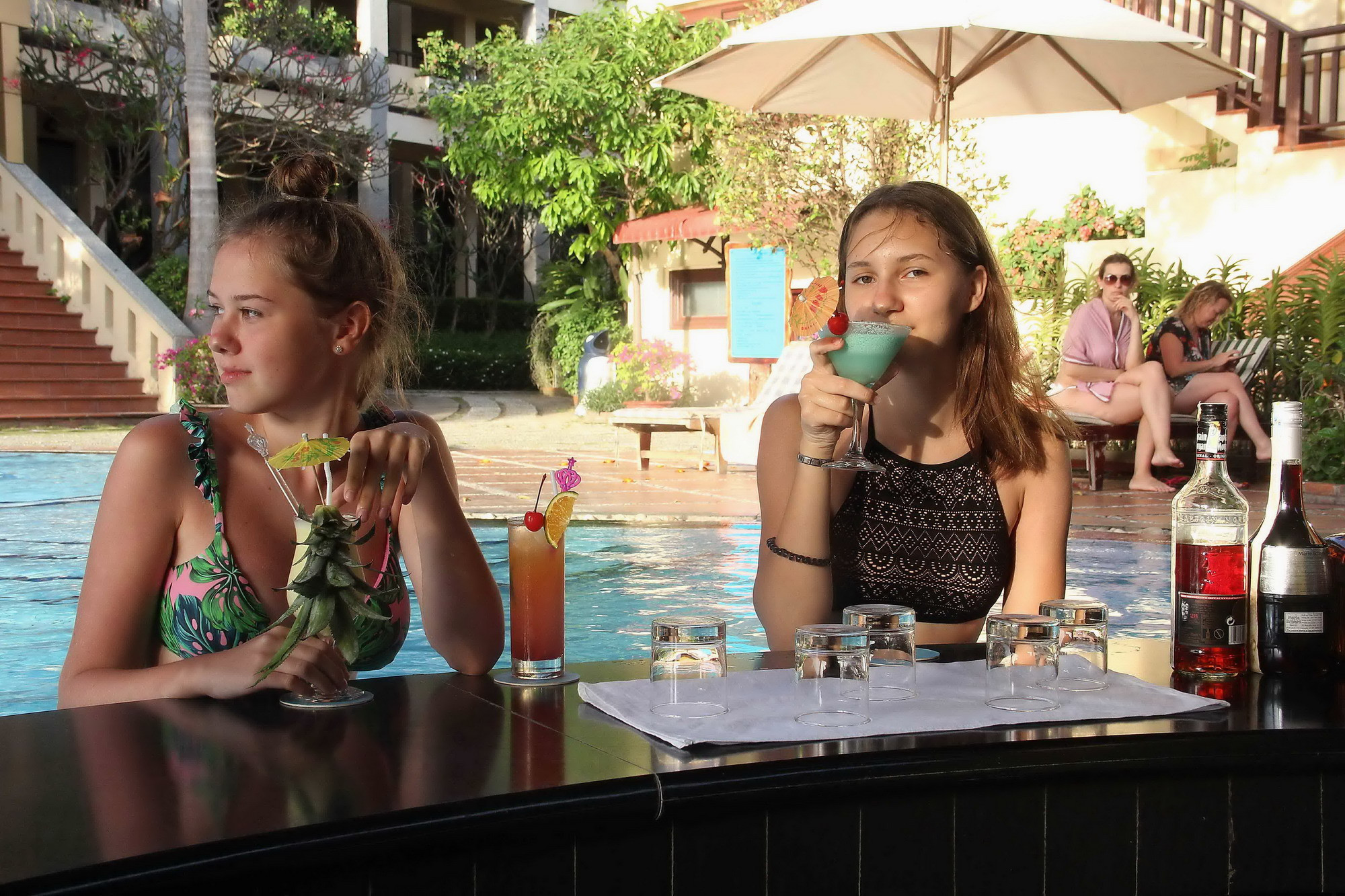 Pool Bar tại khu nghỉ dưỡng Tiên Đạt Mũi Né phục vụ đồ uống và tiệc BBQ ngoài trời