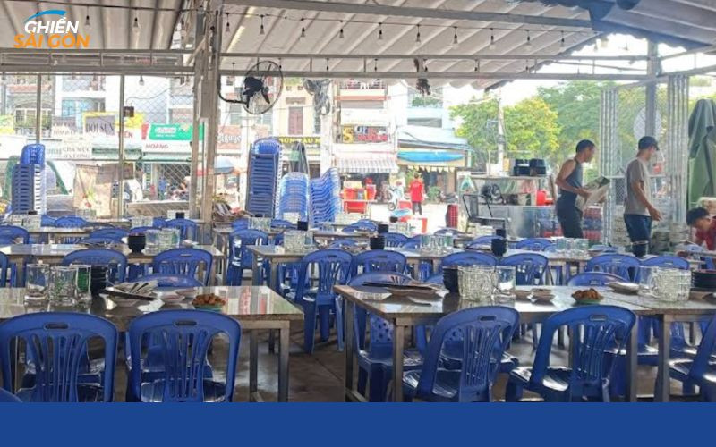 Quán Cây Bàng Gò Vấp với không gian ngoài trời rộng rãi, thoáng mát, thích hợp cho các buổi tụ họp bạn bè